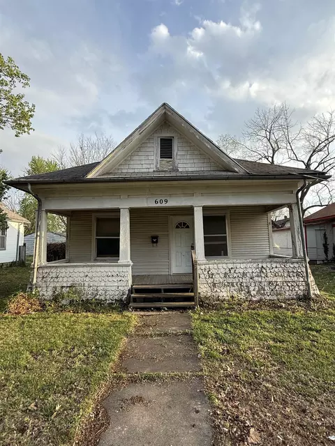 609 E 13th Ave, Winfield, KS 67156