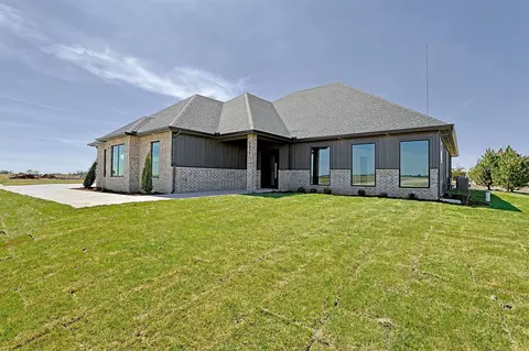 5275 N Eagle Crest St, Colwich, KS 67030