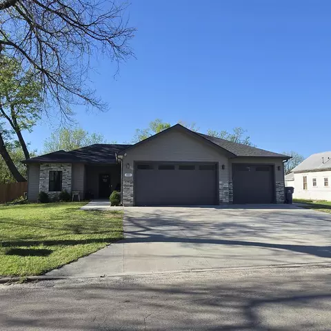 433 W 4th St, Solomon, KS 67480