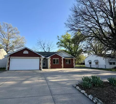 Exterior - 207 Miller Ave, Mulvane, KS 67110 photo 2 of 7