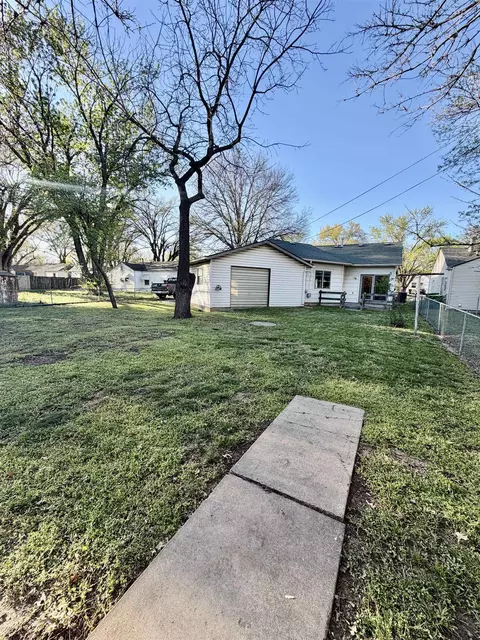 Exterior - 207 Miller Ave, Mulvane, KS 67110 photo 4 of 7
