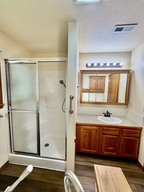Bath - 207 Miller Ave, Mulvane, KS 67110 photo 2 of 6