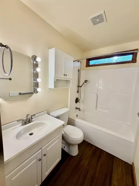 Bath - 207 Miller Ave, Mulvane, KS 67110 photo 5 of 6