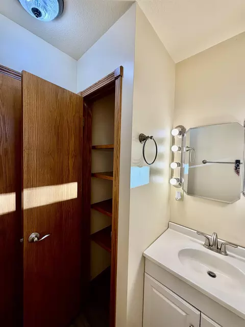 Bath - 207 Miller Ave, Mulvane, KS 67110 photo 6 of 6