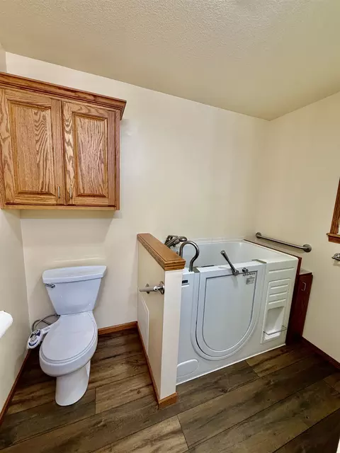 Bath - 207 Miller Ave, Mulvane, KS 67110 photo 1 of 6