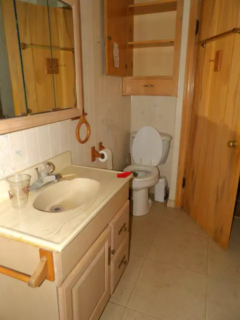 Bath - 215 S Garfield Ave, Lyons, KS 67554 photo 1 of 1