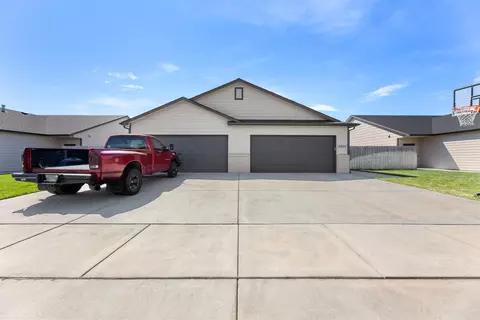 12049 W 12051 W Shadow Lakes St, Wichita, KS 67223