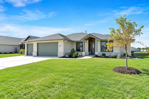 3137 Pine Grove Cir, Wichita, KS 67205