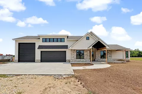 9040 N Isabelle St, Valley Center, KS 67147