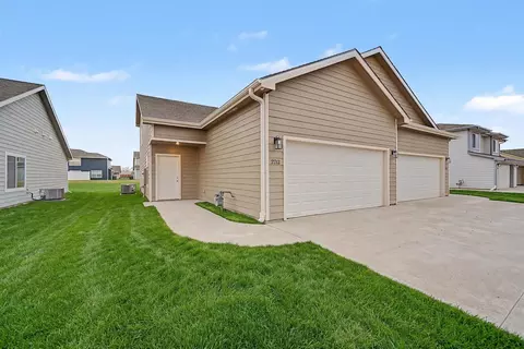 2712 Amelia Ln, Salina, KS 67401