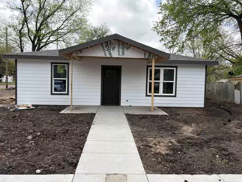 623 E 8th St, Newton, KS 67114