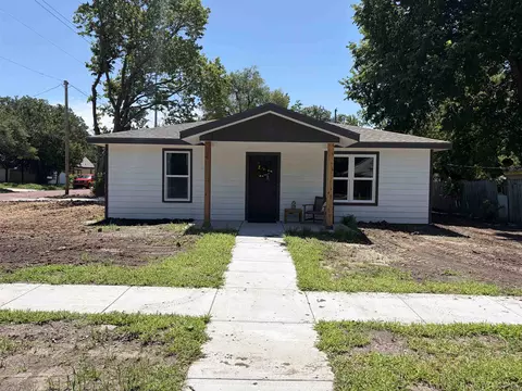 623 E 8th St, Newton, KS 67114