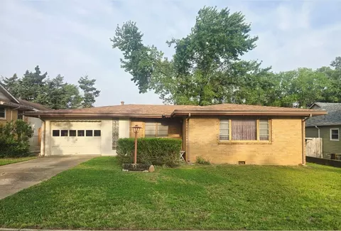 329 N College St, Winfield, KS 67156