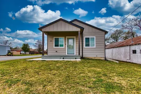 215 S Commercial Ave, Sedgwick, KS 67135