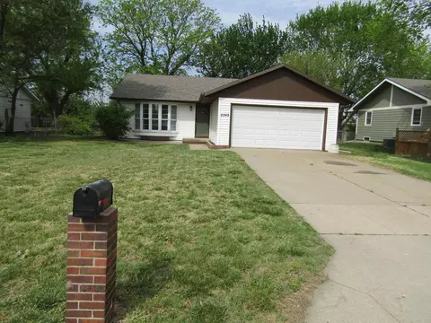 2742 Linda Ln, Salina, KS 67401