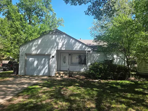 820 Grandview Ave, Newton, KS 67114