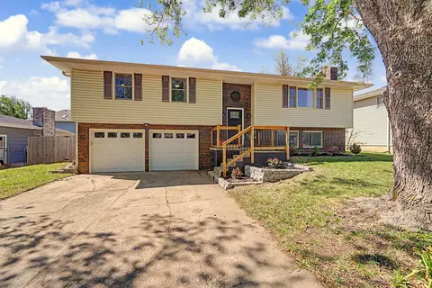 2120 Applewood Ln, Salina, KS 67401