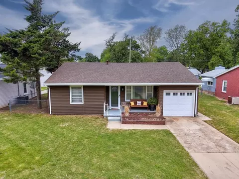 903 N 9th St, Arkansas City, KS 67005