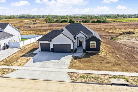 2211 Huntwood Dr, Salina, KS 67401