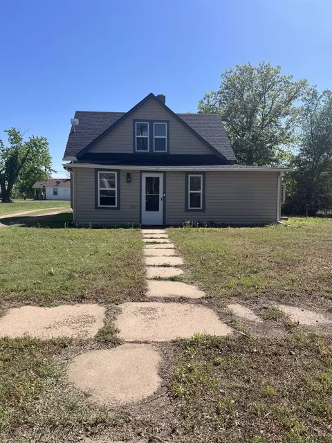 109 E 1st Ave, Turon, KS 67583