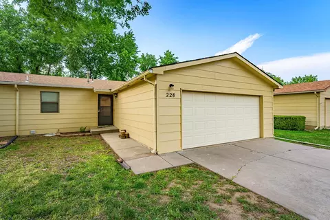 228 W Overlook Dr, Derby, KS 67037