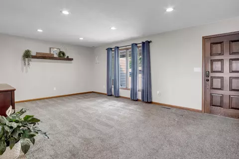 305 Wills Ln, Halstead, KS 67056
