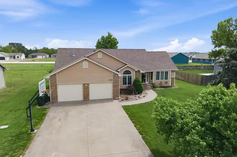 1216 S Chestnut St, Halstead, KS 67056