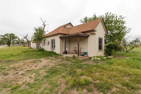 129 E Ave, Hutchinson, KS 67501