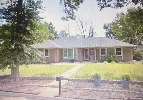1 Woodland Ct, Mount Hope, KS 67108