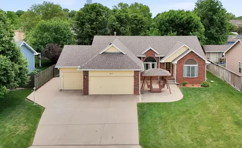 817 Country Ln, Newton, KS 67114