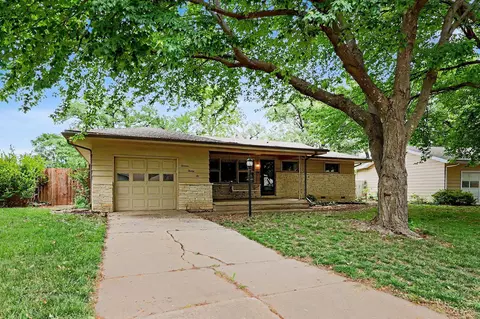 1322 N Lakeview Dr, Derby, KS 67037