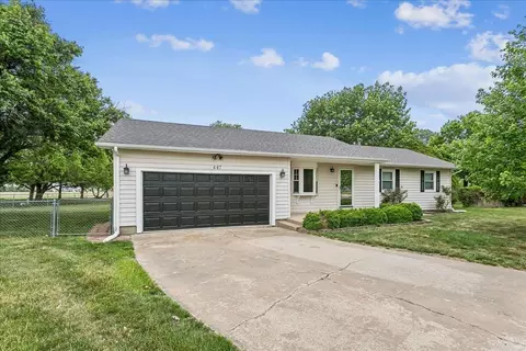 447 Meadowbrook Ct, Newton, KS 67114
