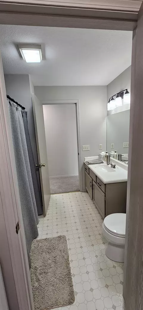 Bath - 1500 E 10th Ave D12 #1500 E 10TH AVE D12, Winfield, KS 67156 photo 1 of 4