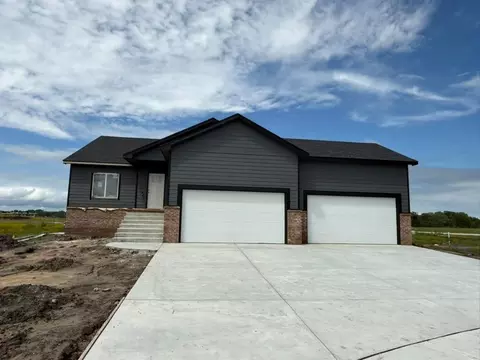 1620 E Midway Ct, Valley Center, KS 67147