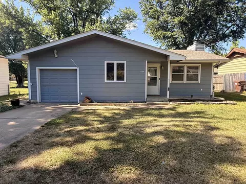 206 W Glenn St, Mulvane, KS 67110