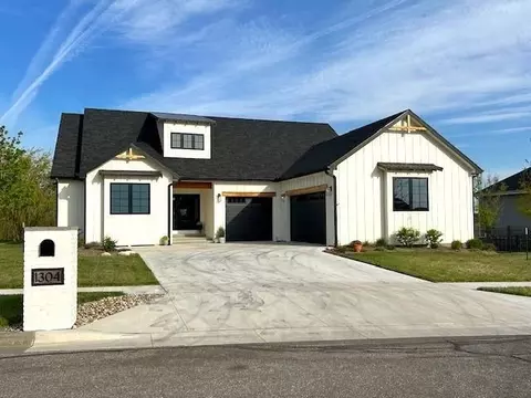 1304 Larkspur Ln, Salina, KS 67401