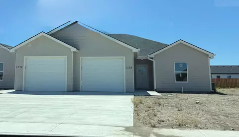 1228 Fountain Dr, Salina, KS 67401