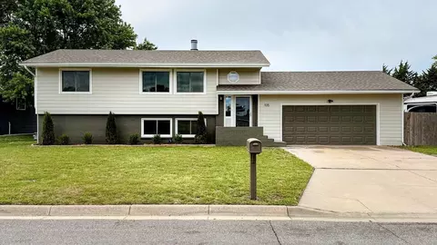 105 Windward Ct, Newton, KS 67114