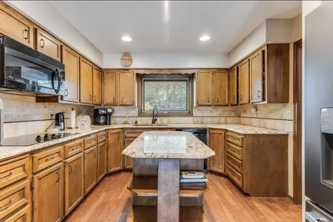 Kitchen - 16 N Circle Dr, Mulvane, KS 67110 photo 2 of 4