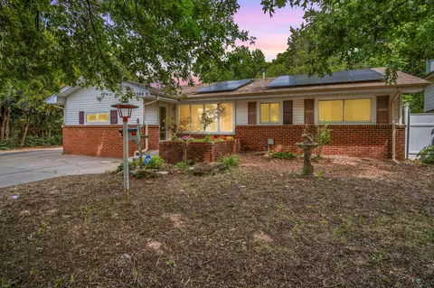 2304 E Glen Oaks Dr, Wichita, KS 67216