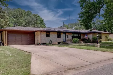 Exterior - 1810 E 13th Ave, Winfield, KS 67156 photo 2 of 4