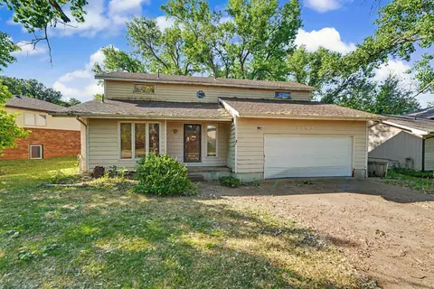 2132 Country Hills Rd, Salina, KS 67401