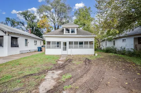 724 E 1st Ave, Hutchinson, KS 67501