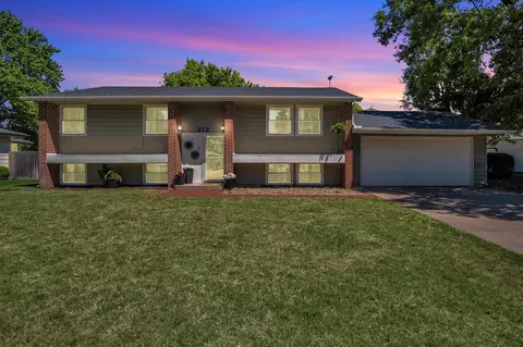 212 Brookside Dr, Newton, KS 67114