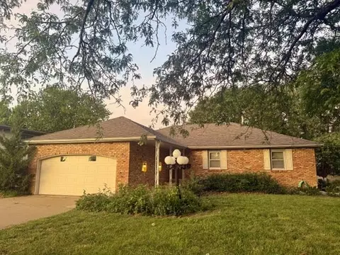 637 Briarcliff Rd, Salina, KS 67401