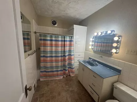 Bath - 619 E 9th, Winfield, KS 67156 photo 1 of 1