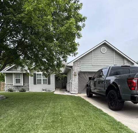 324 E Valley Park Dr, Valley Center, KS 67147
