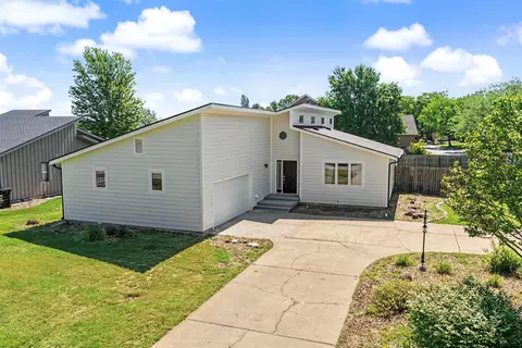 837 Golfview Ct, Salina, KS 67401