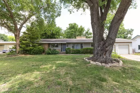 526 E Park Ln, Derby, KS 67037