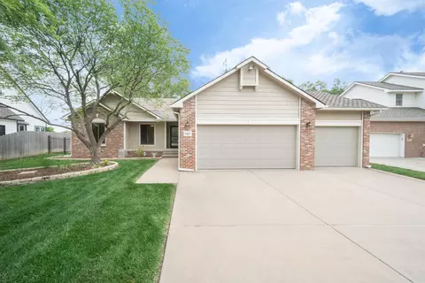 1607 N Woodridge Ct, Wichita, KS 67206